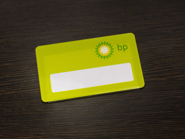 пластиковый бейджик с логотипом