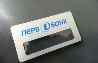 металлический бейджик с логотипом