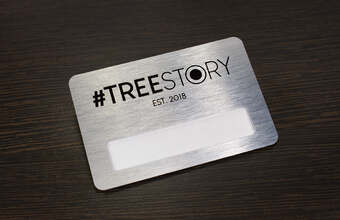 бейдж с окном и логотипом на клипсе