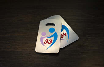 пластиковый номерок серебряного цвета